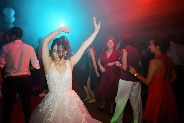 Personnes dansant lors d'une fête animée.