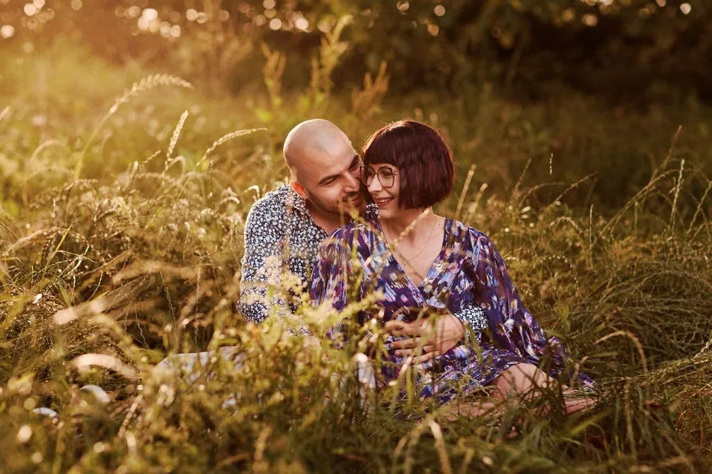 Séance photo de couple dans un champs