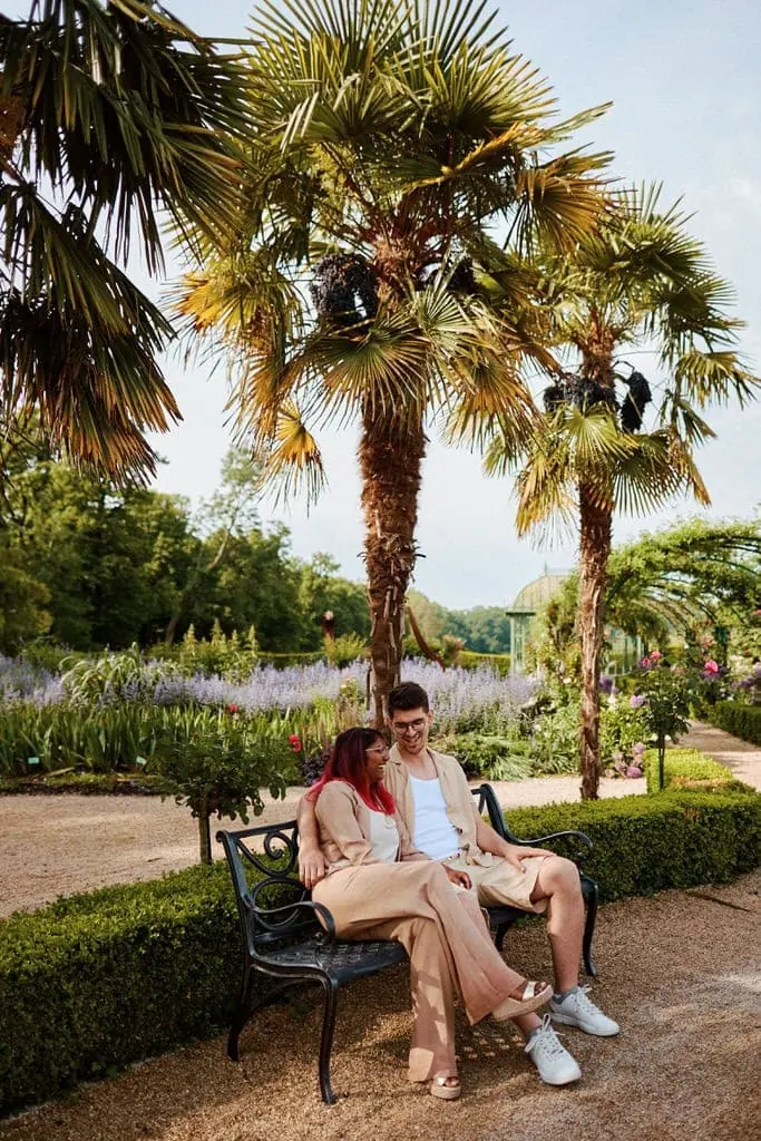 Couple assis sur un banc dans un jardin.