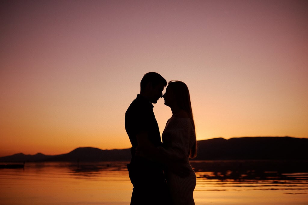Couple silouette au coucher du soleil.