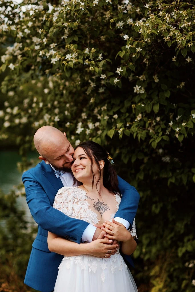 Couple heureux sous un arbre fleuri