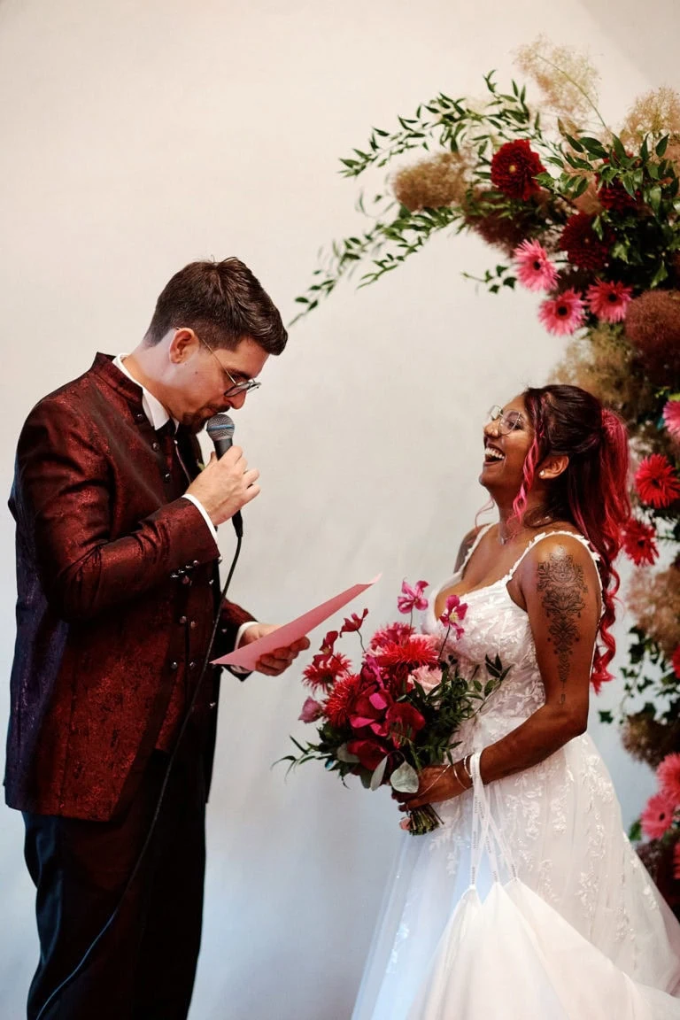 Mariés échangent leurs vœux avec émotion et sourires.