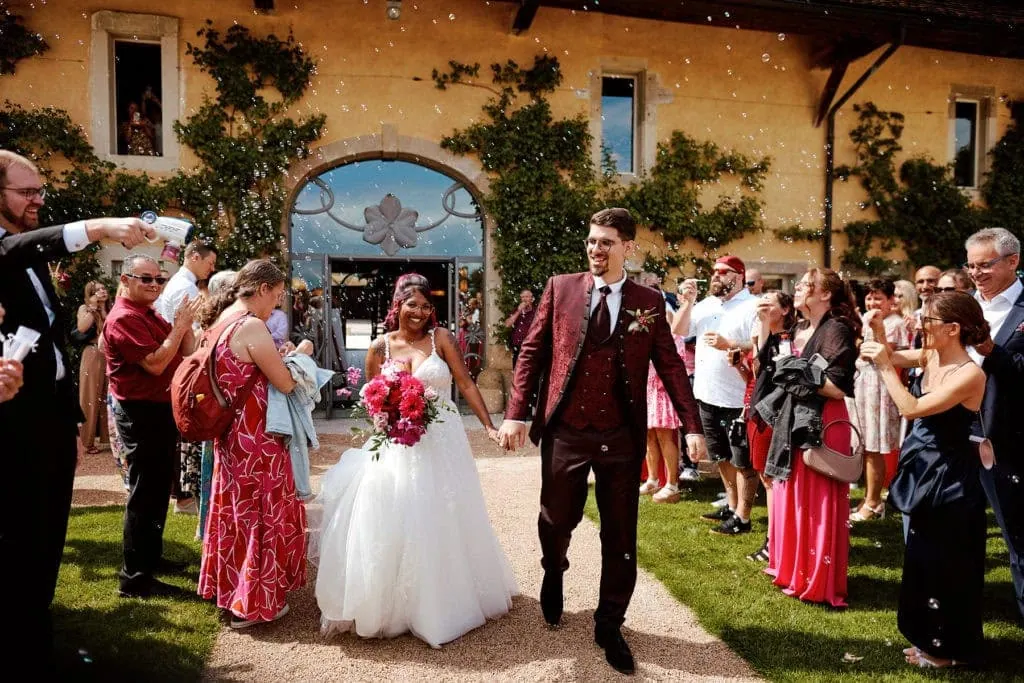 Mariage avec des invités et bulles de savon.
