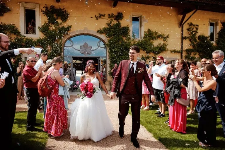 Mariage avec des invités et bulles de savon.