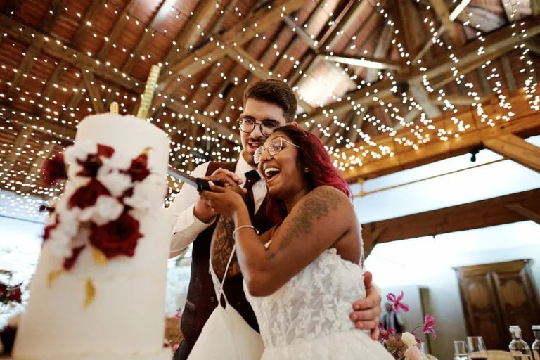 Couple coupant gâteau de mariage.