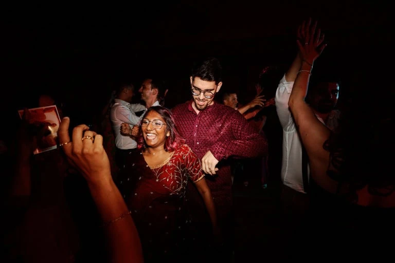 Personnes dansant et souriant à une fête