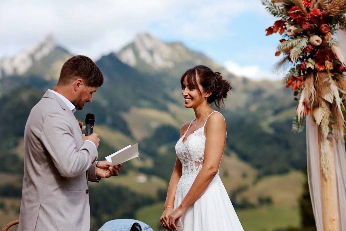 Mariage en plein air avec vue sur montagne