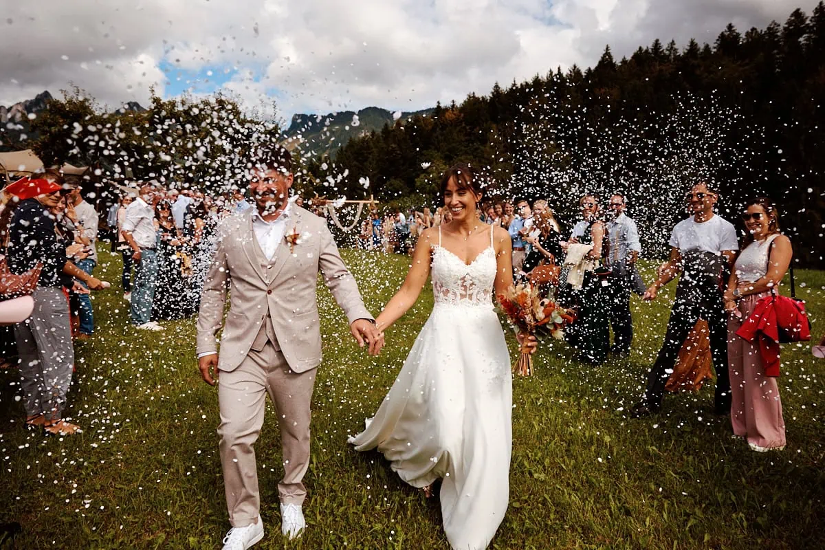 Mariés célébrant leur union en plein air