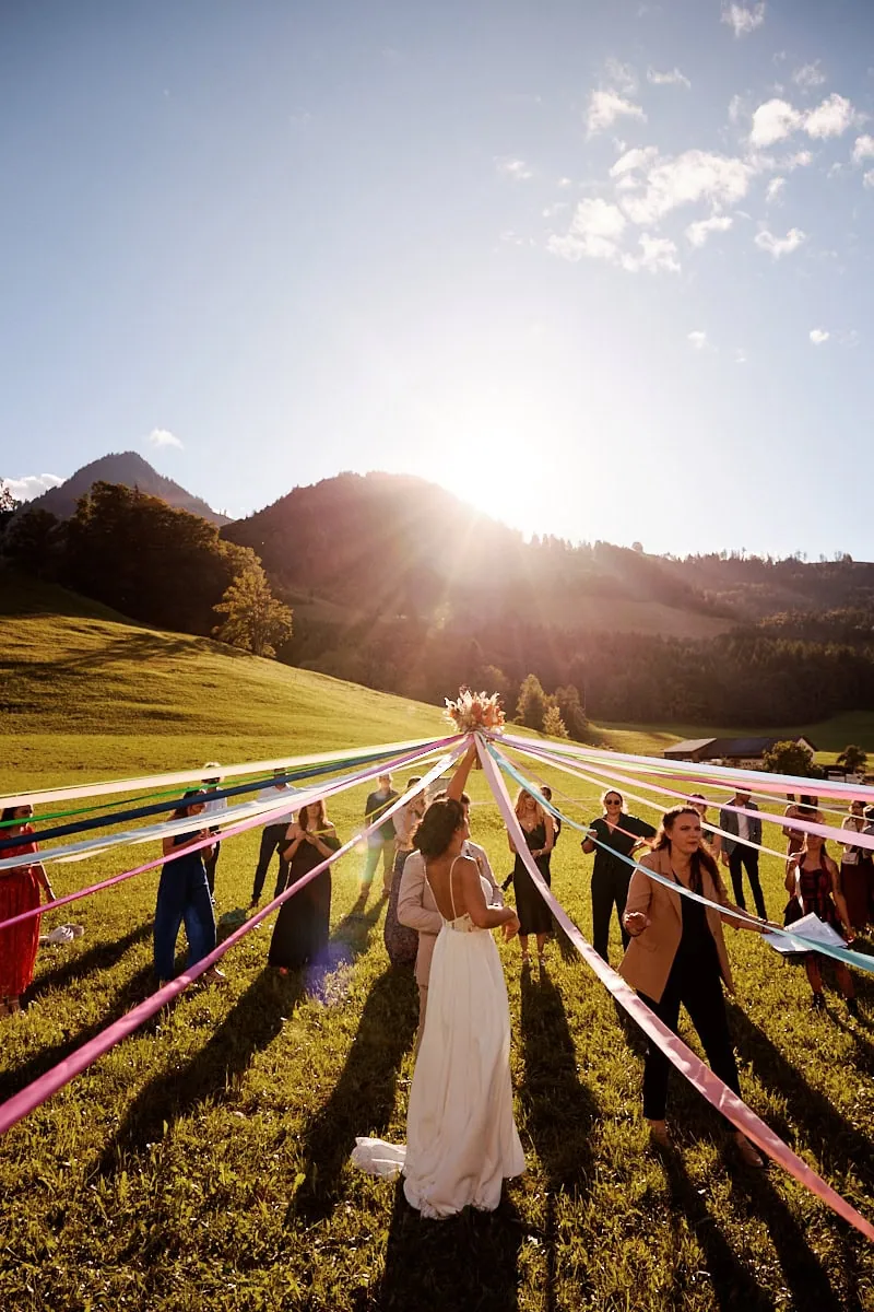 Mariage en plein air avec rubans colorés