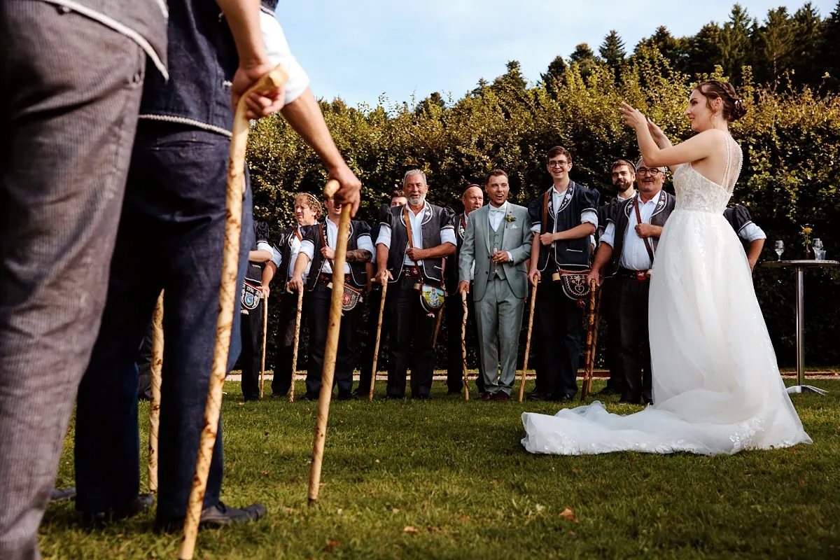 Mariage avec danse traditionnelle en plein air