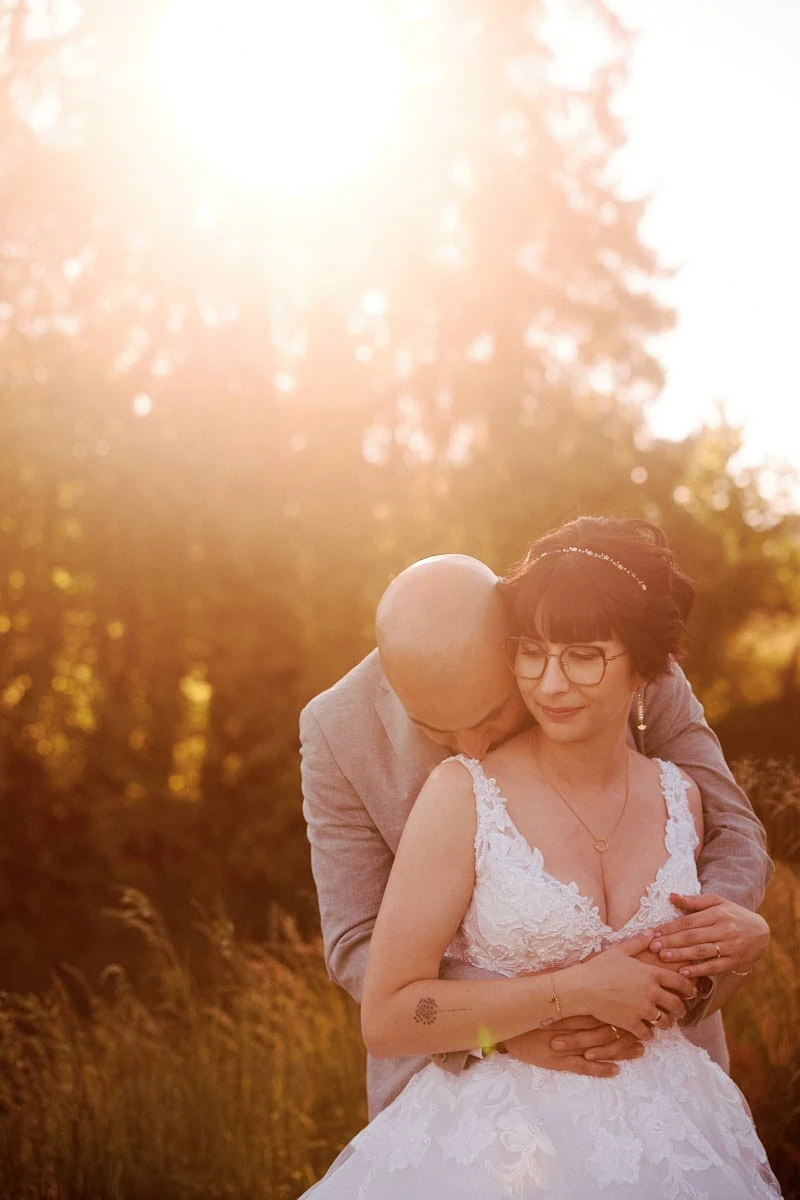 Couple de mariés au coucher du soleil