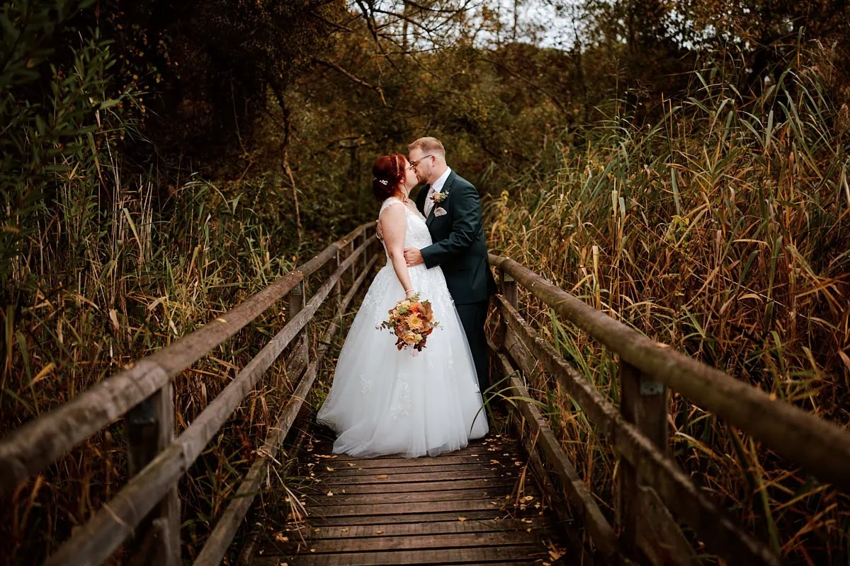 Mariage romantique sur un pont en bois