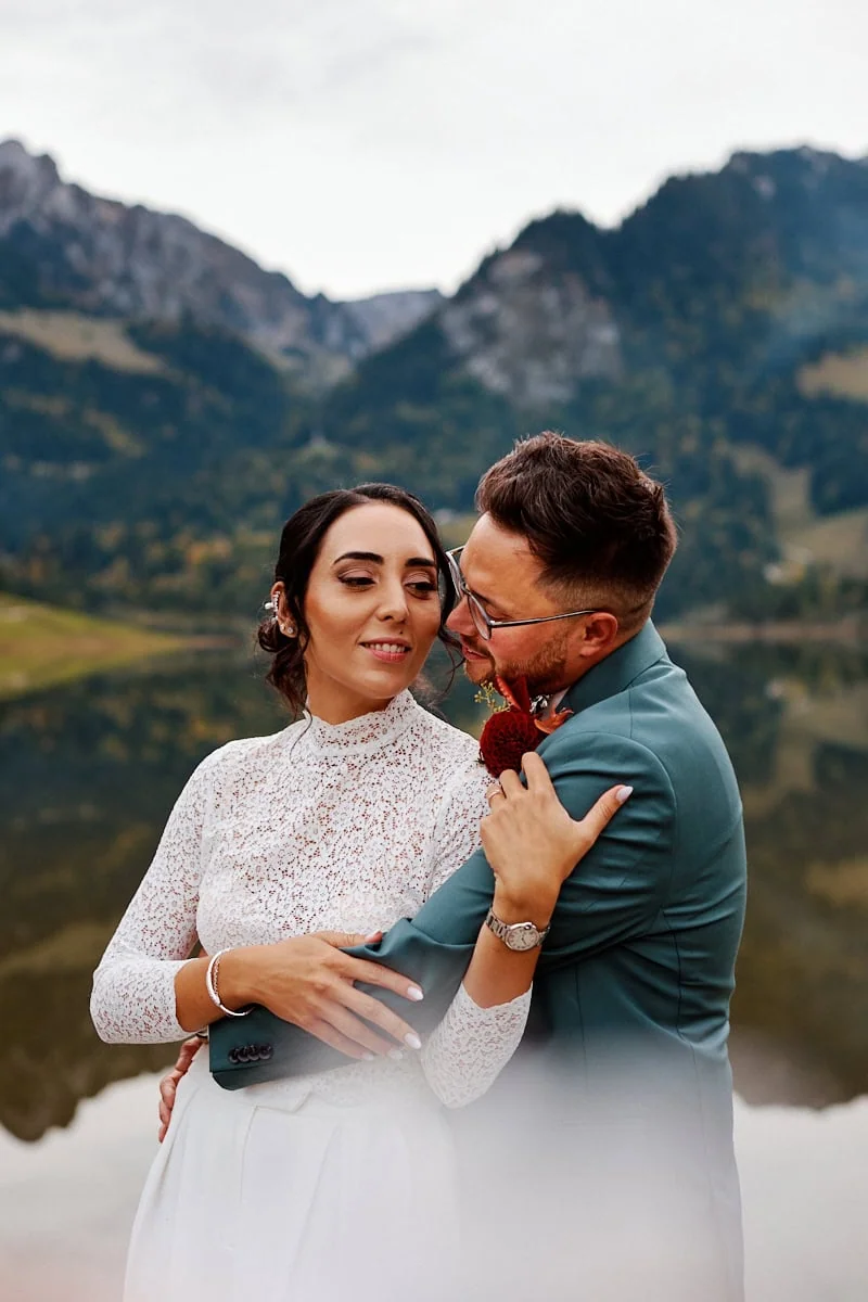 Couple amoureux devant un lac de montagne