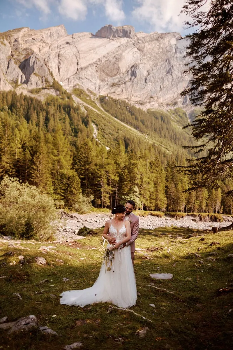 Couple de mariés dans un paysage de montagne.