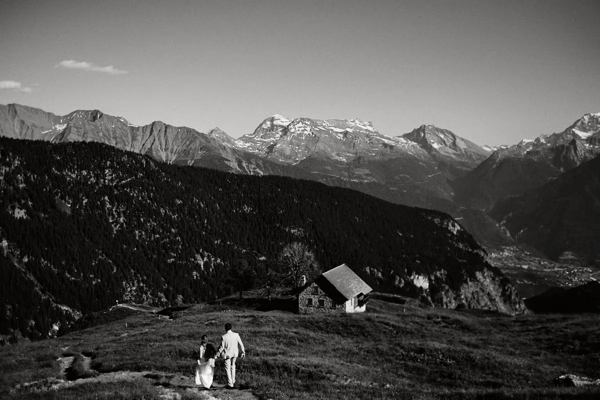 Couple marchant vers un chalet en montagne
