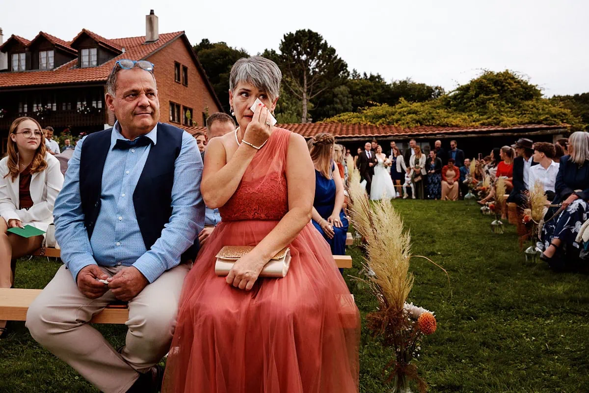 Invités émus lors d’une cérémonie de mariage en plein air