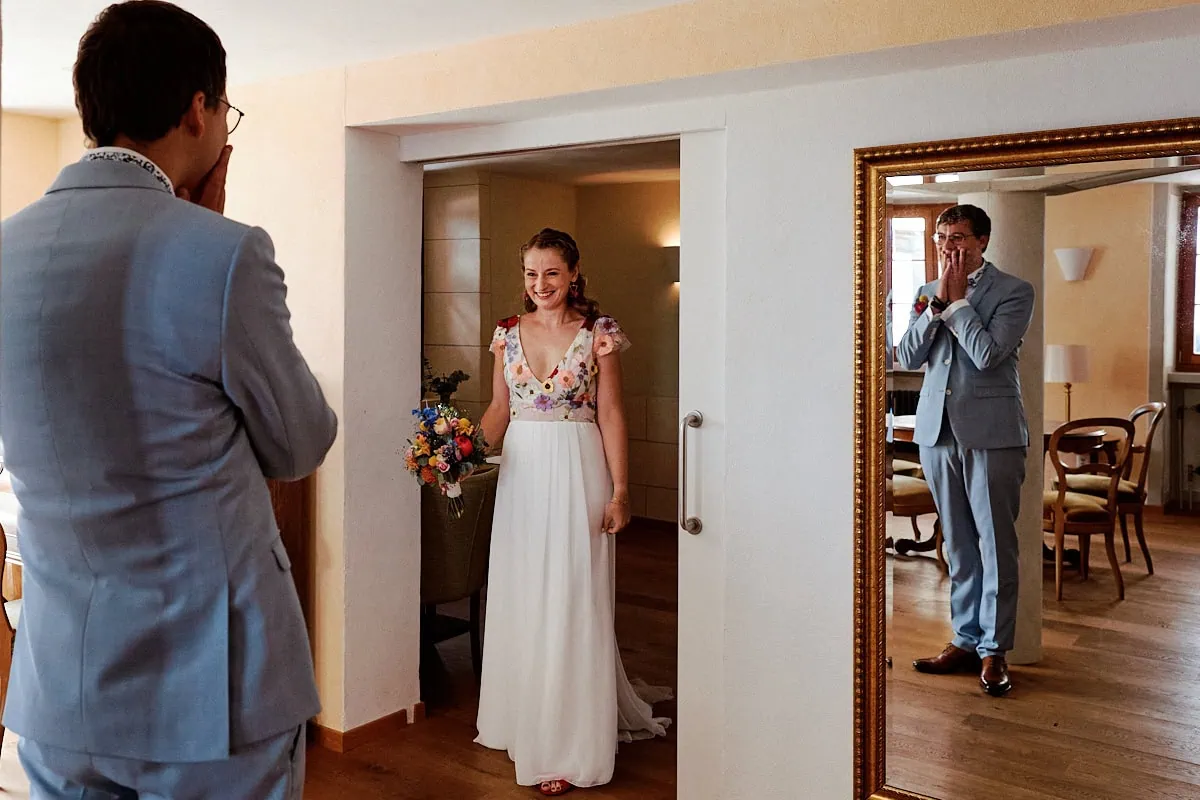 Mariée entrant, le marié ému la découvre.