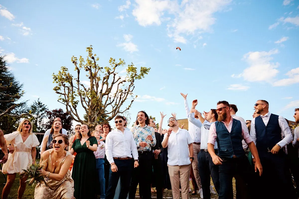 Invités riant et célébrant lors d’un mariage en plein air