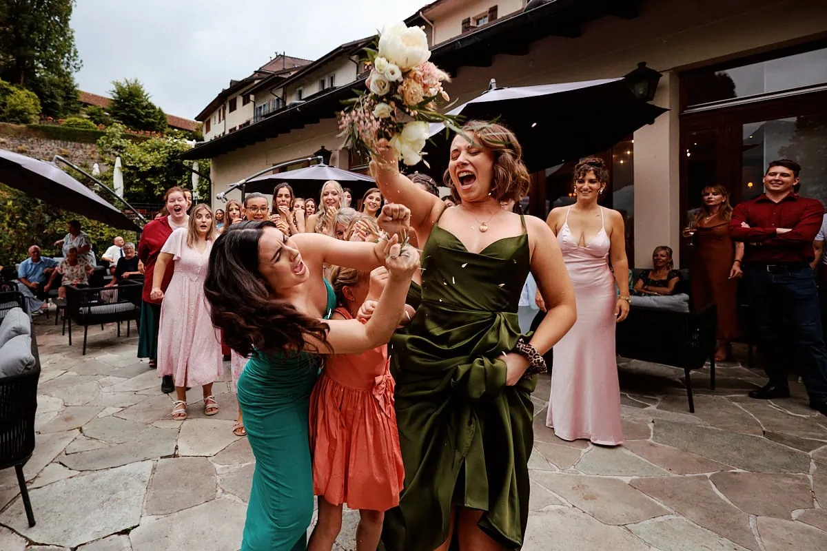 Invitées attrapant le bouquet lors d’un mariage festif
