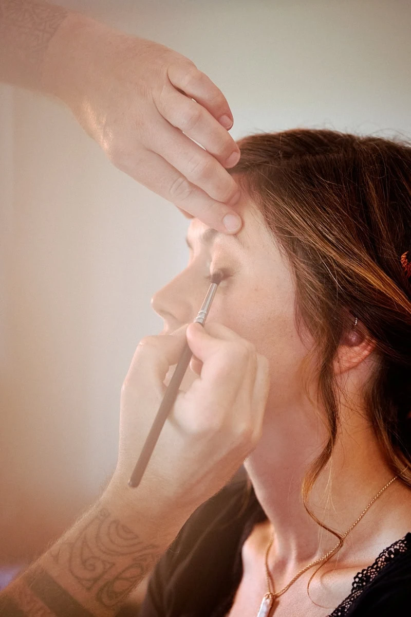 Application de maquillage sur paupière fermée.