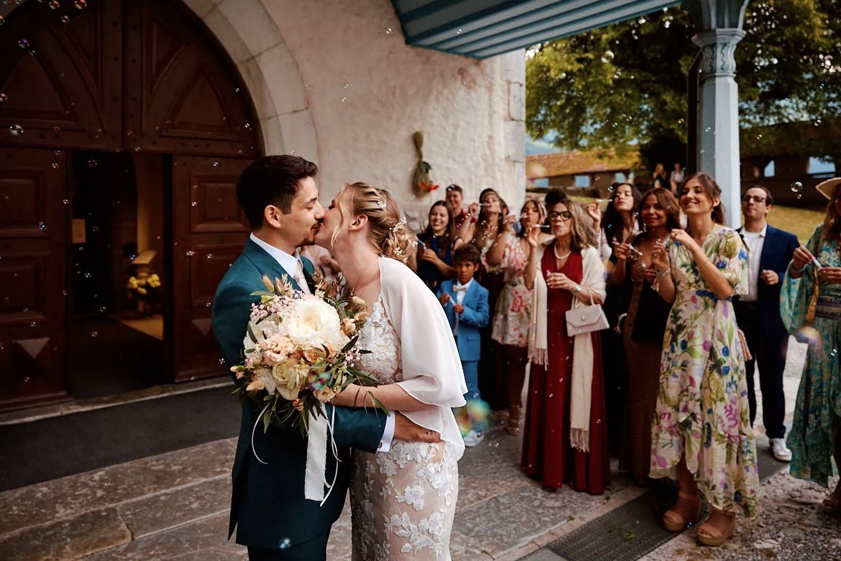 Mariage avec mariés s'embrassant devant invités applaudirent.