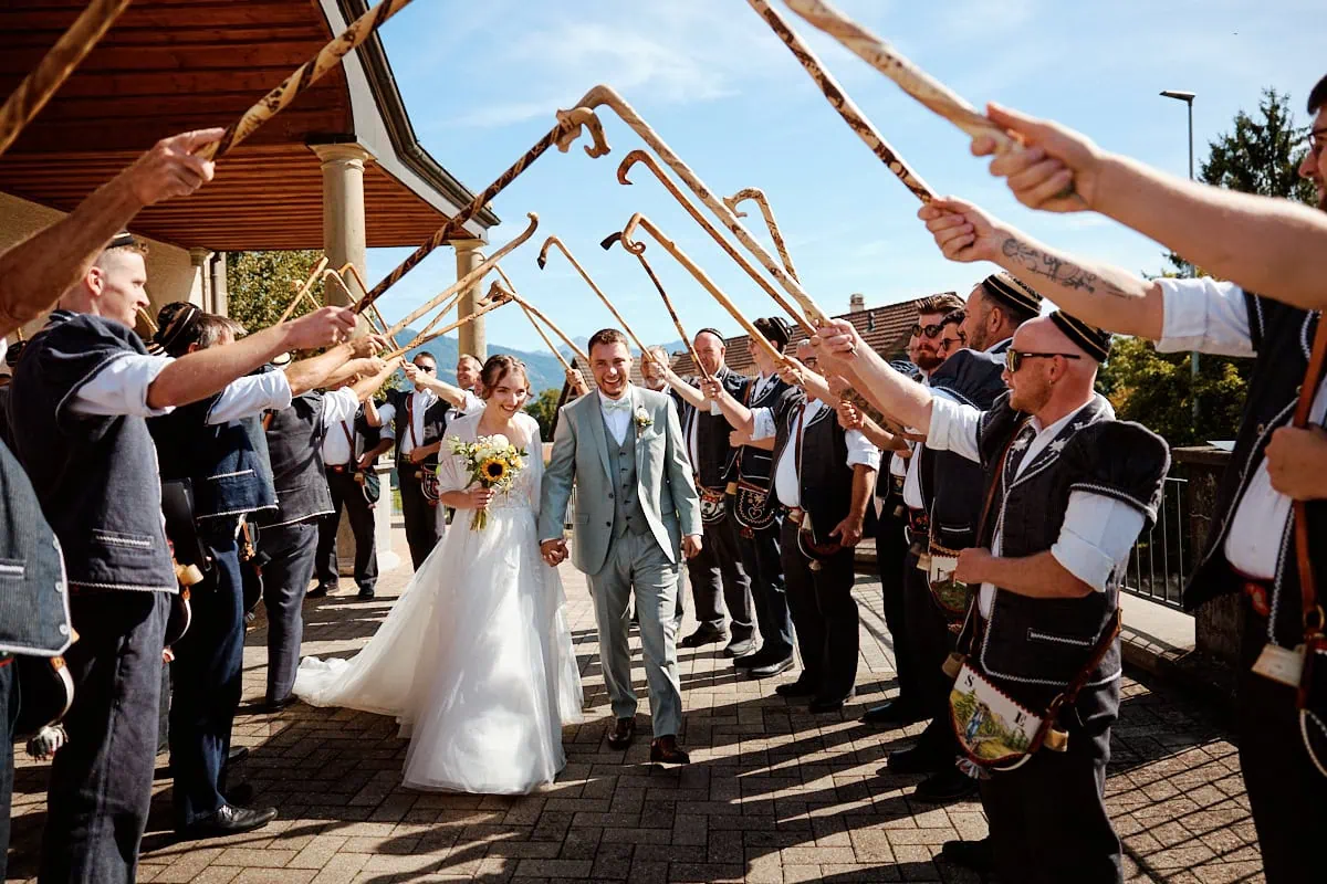 Mariage célébré sous une haie d'honneur traditionnelle.