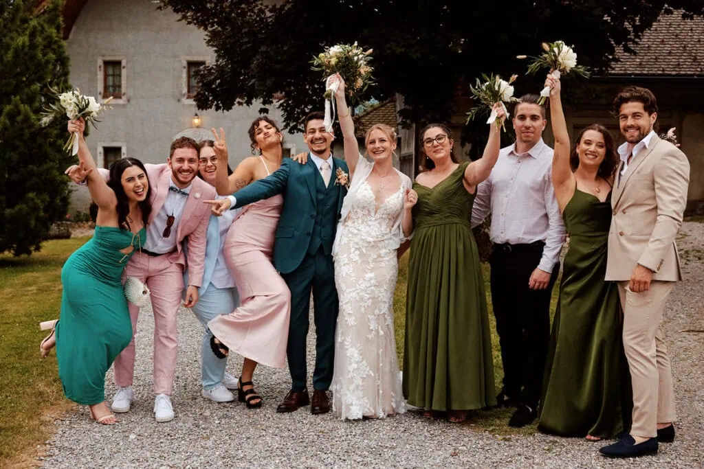 Photo de groupe dynamique avec les amis, ambiance festive.