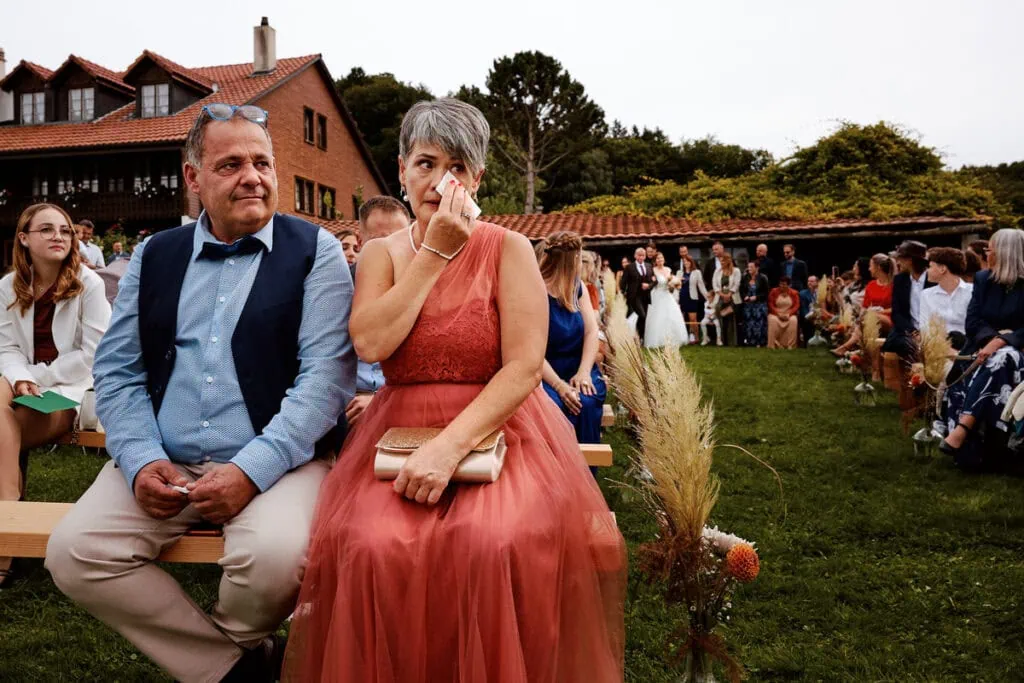 Pourquoi prendre un photographe de mariage : invitée émue pendant la cérémonie, réaction prise sur le vif.