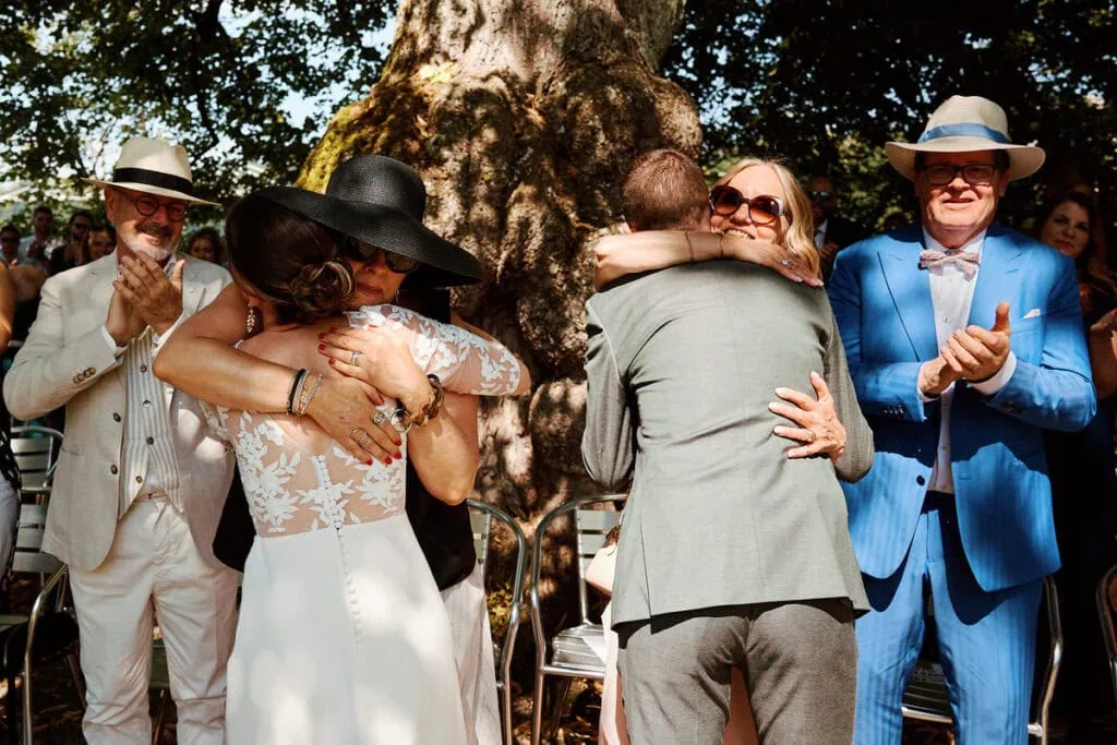 étreintes avec les proches après la cérémonie, souvenirs de famille.