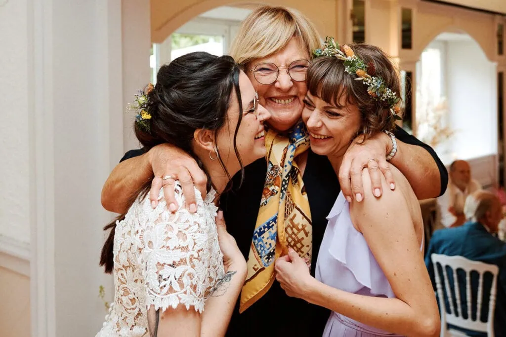 Câlin avec la famille, complicité et émotions vraies.