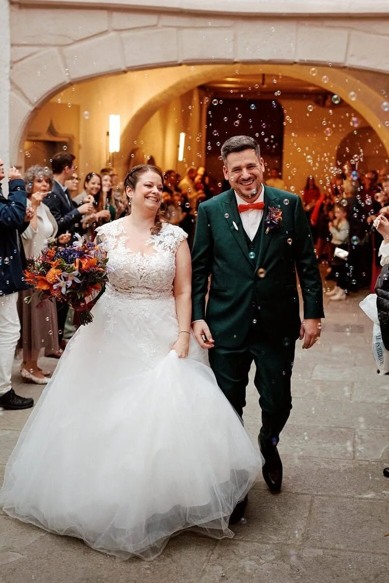 Balade de mariage avec le couple dans une salle élégante.