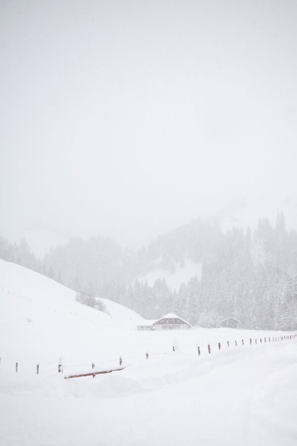 Chalet isolé sous forte neige en montagne
