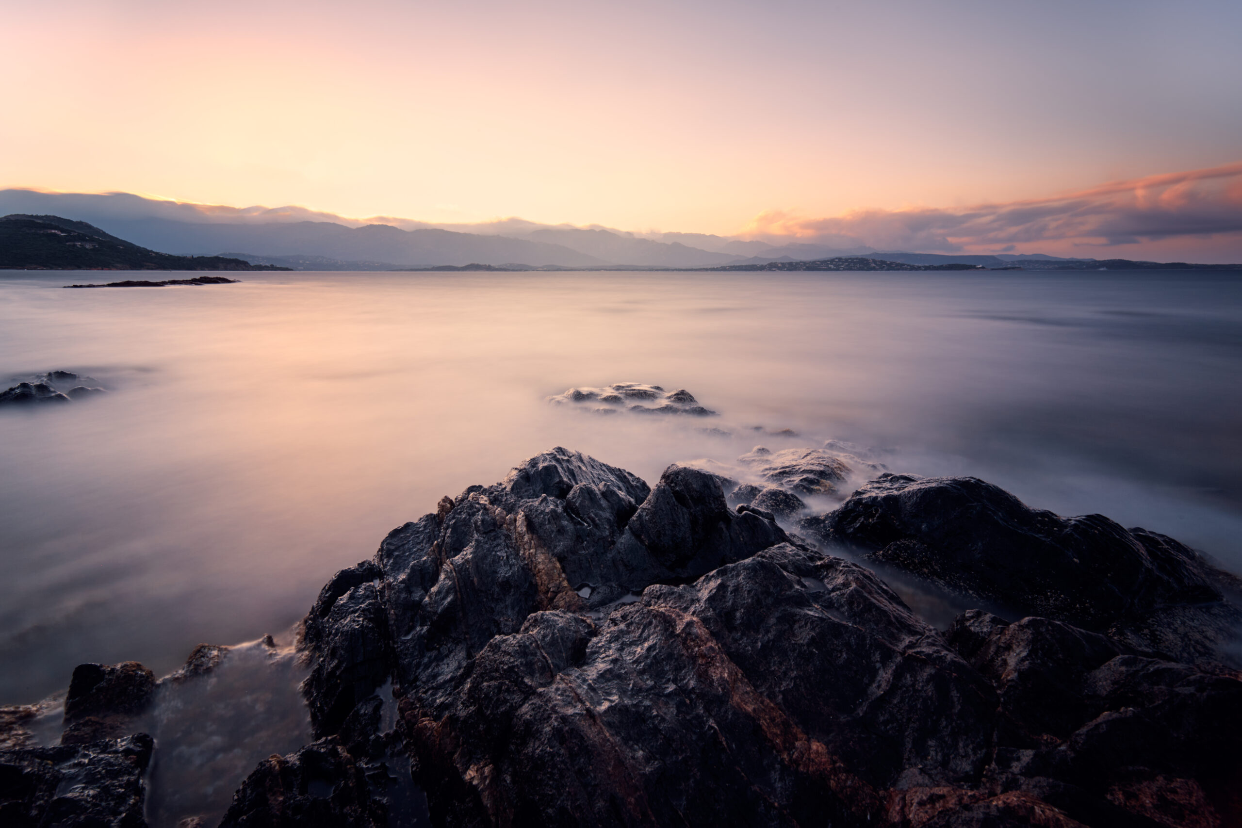 Rochers au bord de mer au coucher du soleil