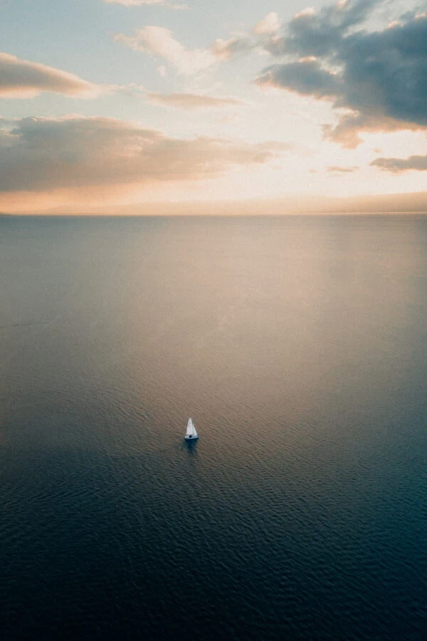 Voilier solitaire sur le lac Leman au coucher du soleil