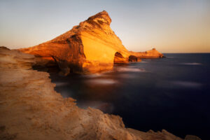 Falaise rocheuse illuminée au coucher du soleil