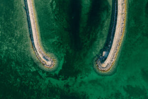 Deux jetées courbes dans eau turquoise