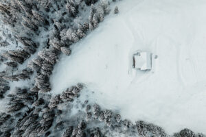 Cabane isolée au milieu d’un paysage enneigé