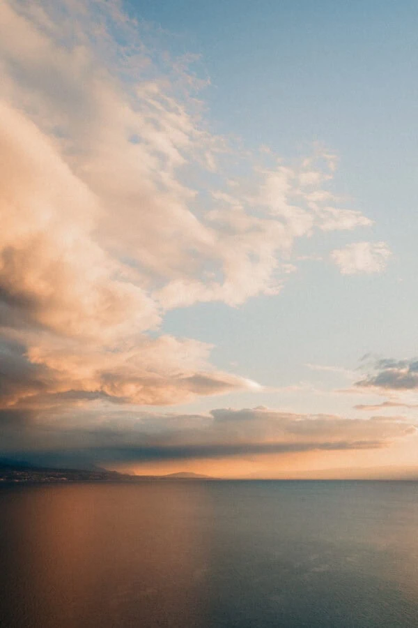 Coucher de soleil pastel sur la mer calme