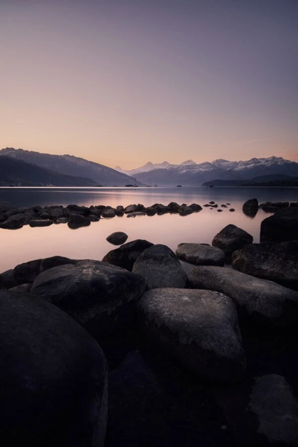 Lac paisible au crépuscule, montagnes enneigées