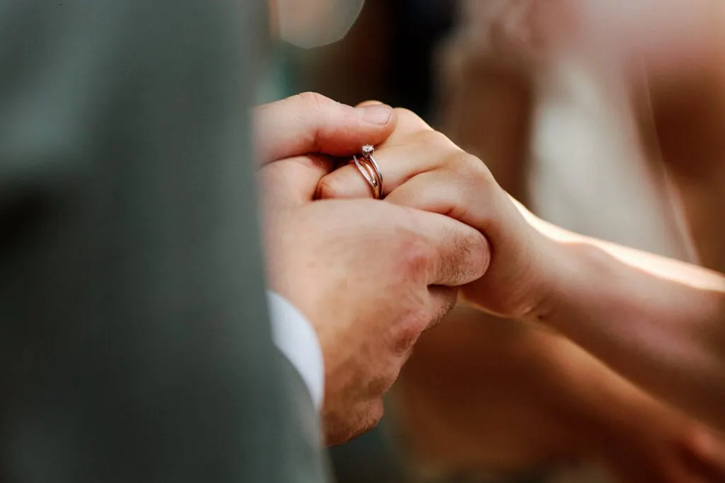 Main tenant une autre avec bague de fiançailles