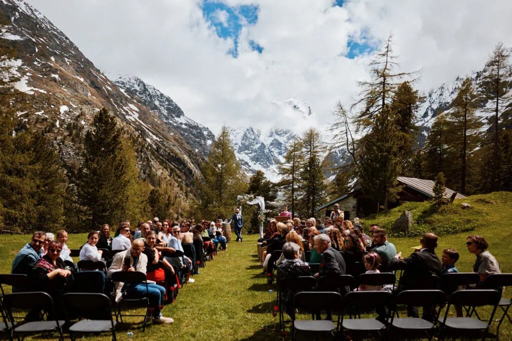 Mariage en plein air face aux montagnes
