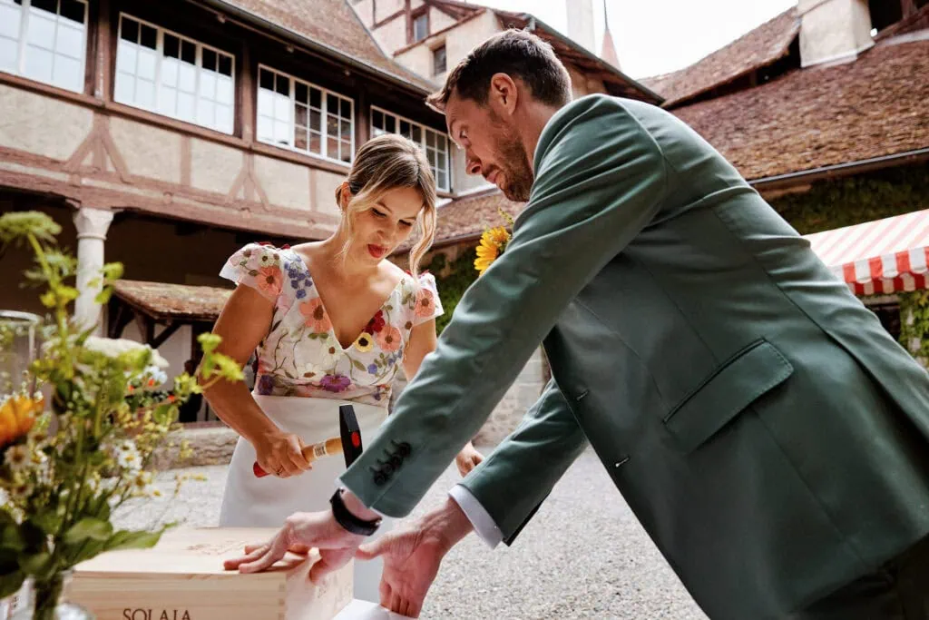 Couple clouant une caisse en bois