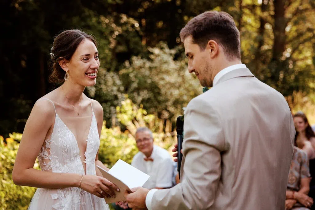 Mariés échangeant leurs vœux en plein air