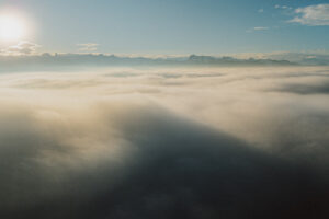 Montagnes au-dessus d’une mer de nuages