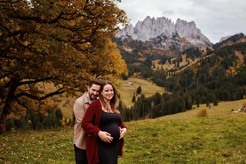 Couple attendant un bébé en montagne en automne
