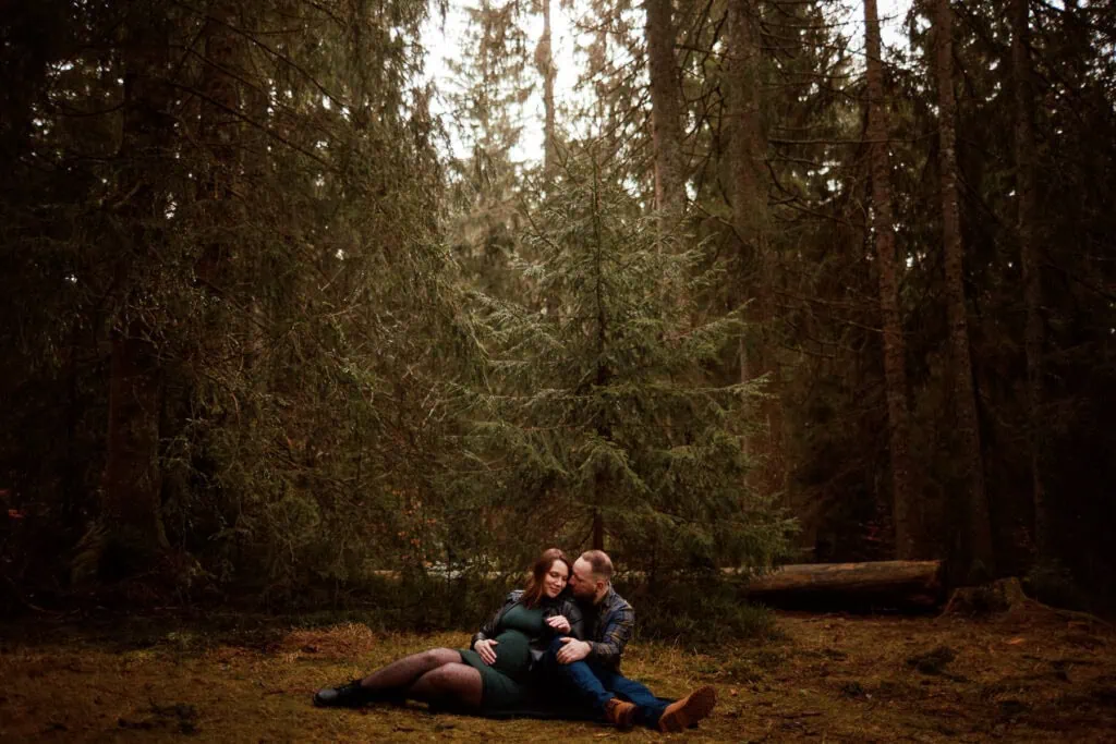 Couple attendant un bébé en forêt