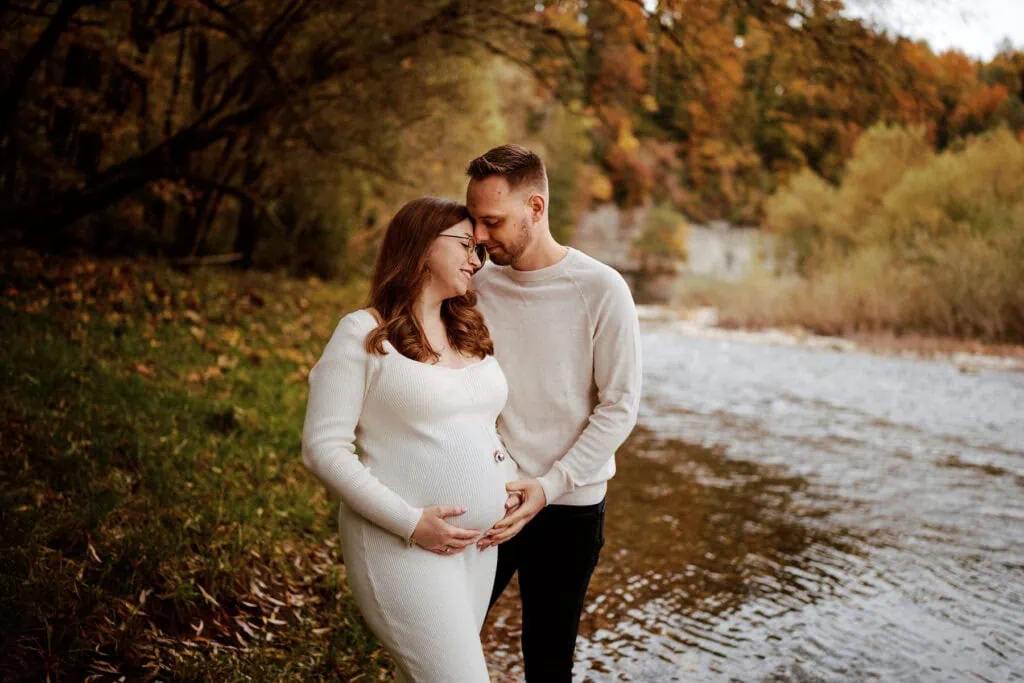 Couple attendant un bébé au bord rivière