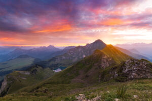 Montagnes alpines au coucher du soleil coloré