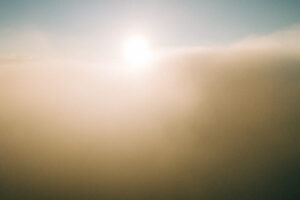 Image abstraite floue aux tons beige et vert