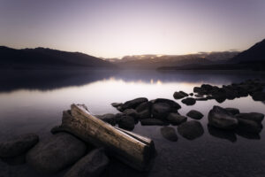 Lac paisible au coucher du soleil et montagnes